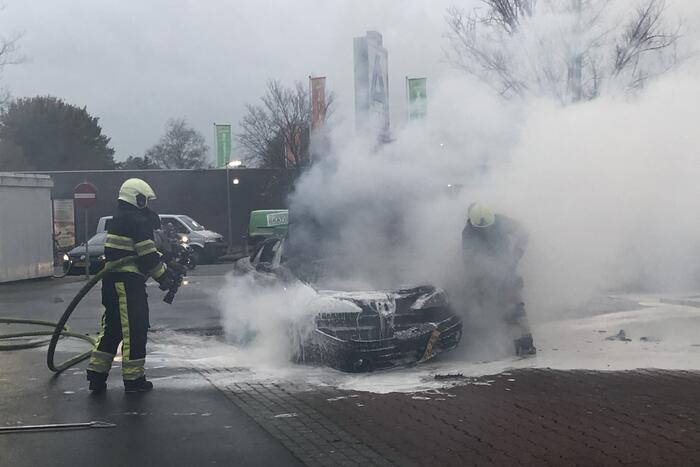 Veel rook bij autobrand