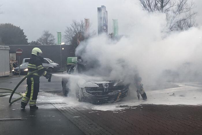 Veel rook bij autobrand