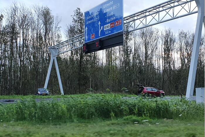 Snelweg afgesloten door ongeval met meerdere voertuigen