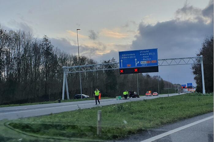 Snelweg afgesloten door ongeval met meerdere voertuigen