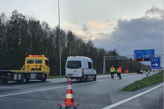Snelweg afgesloten door ongeval met meerdere voertuigen