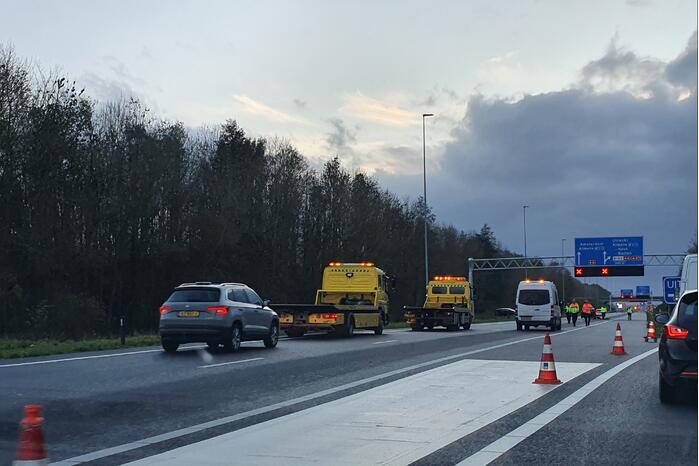 Snelweg afgesloten door ongeval met meerdere voertuigen