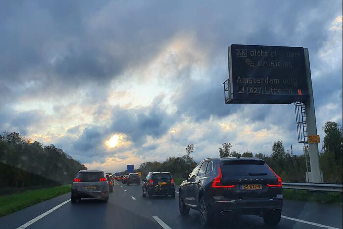 Snelweg afgesloten door ongeval met meerdere voertuigen