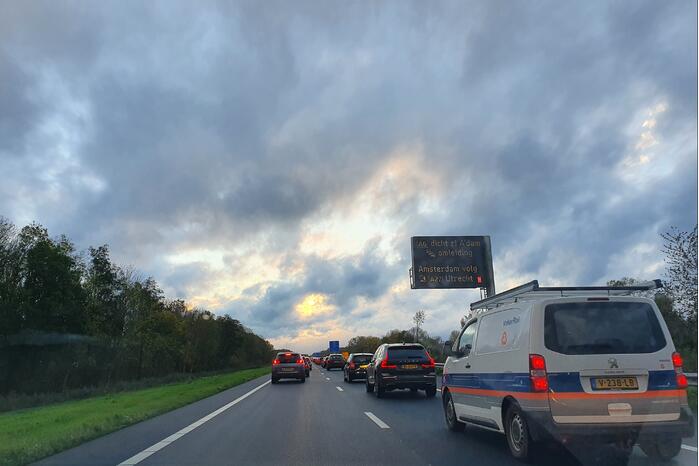 Snelweg afgesloten door ongeval met meerdere voertuigen