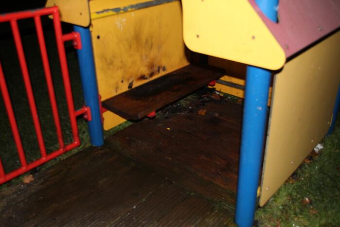 Huisje in speeltuin vat vlam