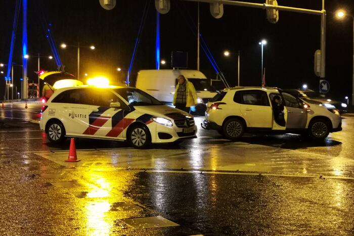 Twee auto's botsen op kruising