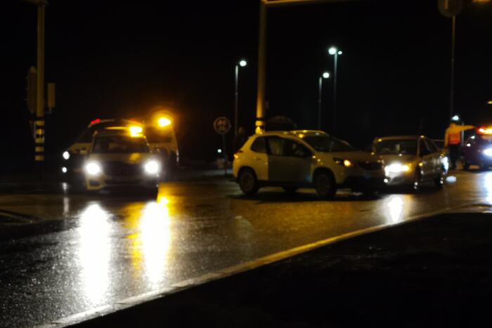 Twee auto's botsen op kruising