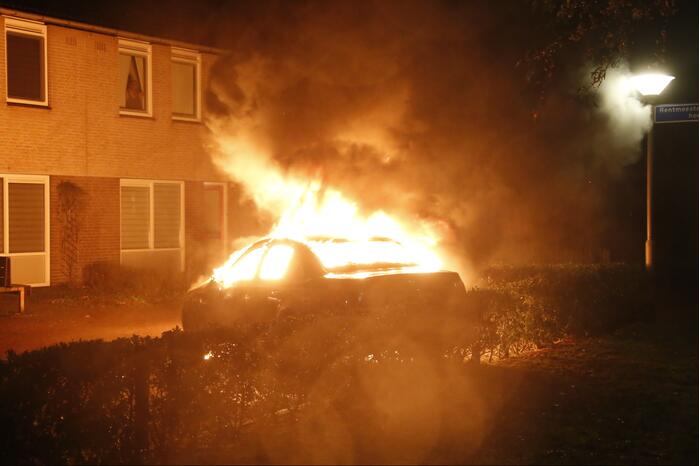 Geparkeerde auto gaat in vlammen op