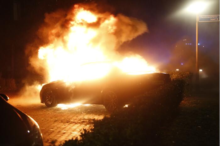 Geparkeerde auto gaat in vlammen op