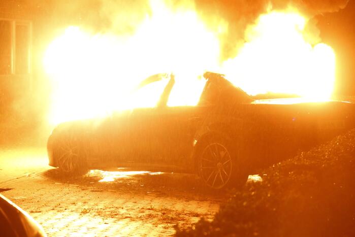 Geparkeerde auto gaat in vlammen op