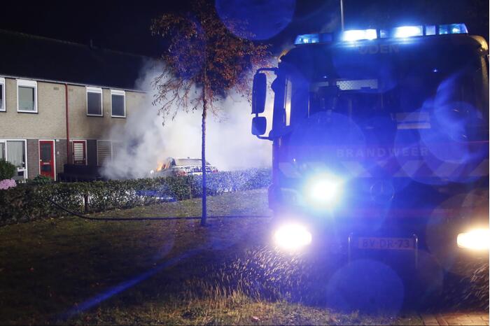 Geparkeerde auto gaat in vlammen op