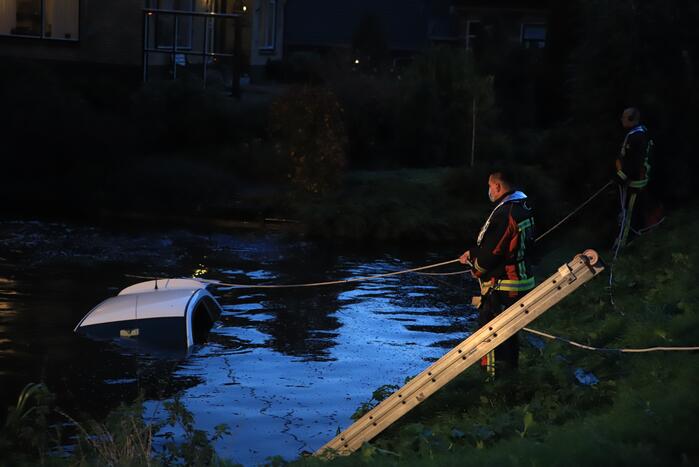 Automobiliste raakt van de weg belandt te water