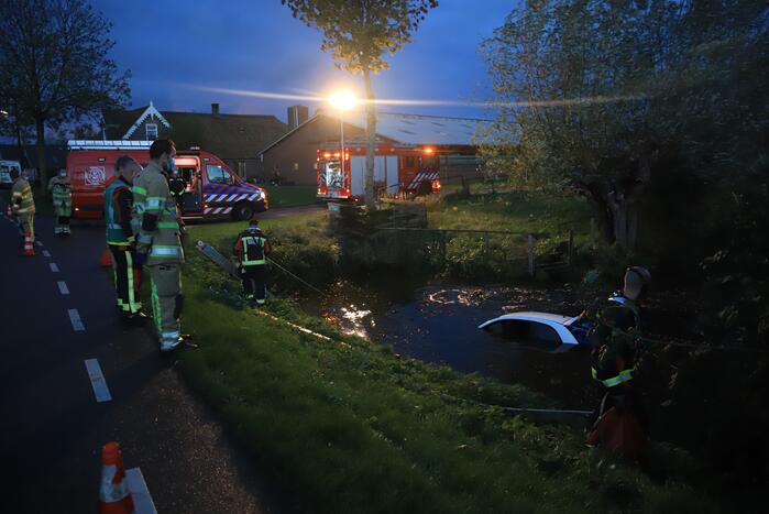 Automobiliste raakt van de weg belandt te water