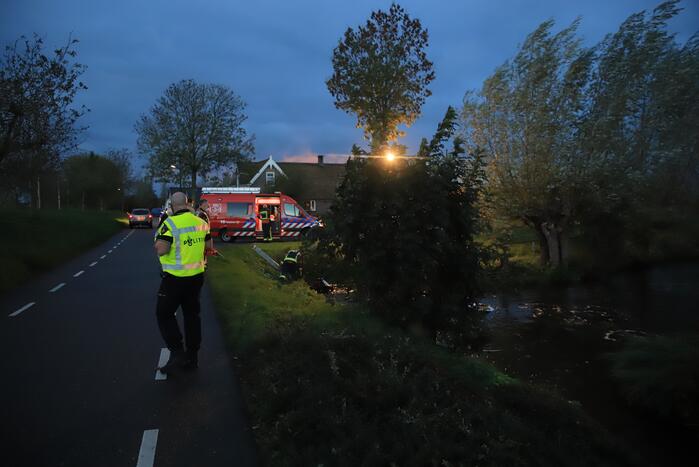 Automobiliste raakt van de weg belandt te water