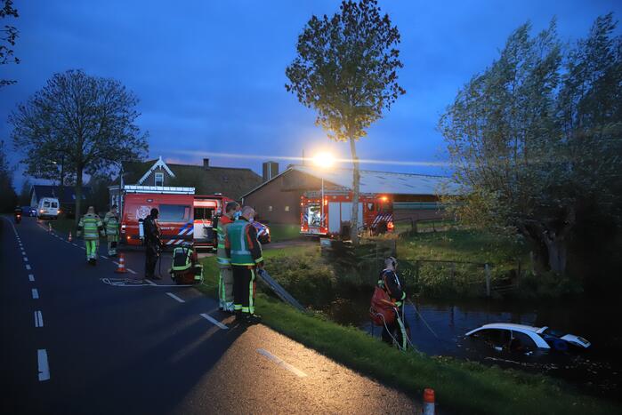 Automobiliste raakt van de weg belandt te water