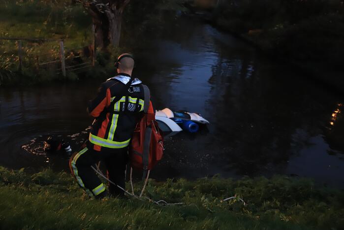 Automobiliste raakt van de weg belandt te water