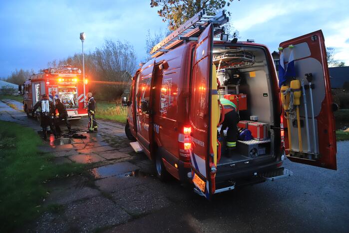 Automobiliste raakt van de weg belandt te water