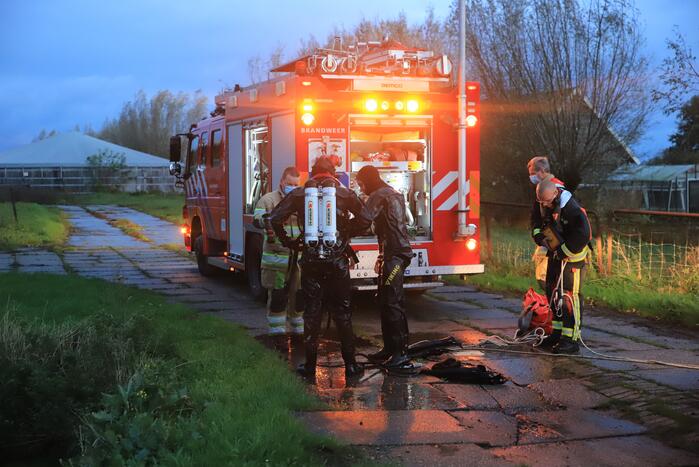 Automobiliste raakt van de weg belandt te water