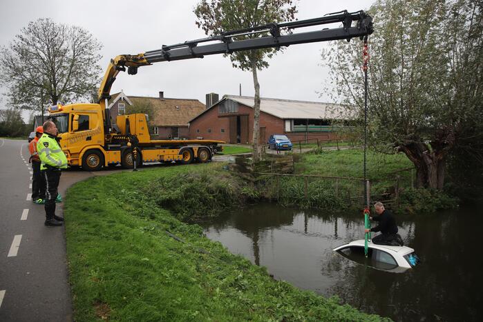Automobiliste raakt van de weg belandt te water