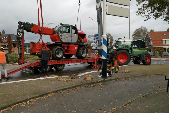 Grote aanhanger met verreiker op z'n kant op rotonde