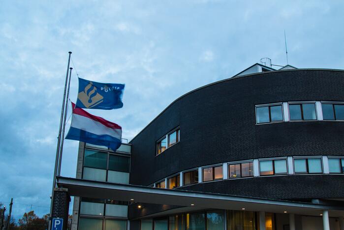 Vlag halfstok en eerbetoon voor overleden politieagent Jeroen Leuwerink (28)