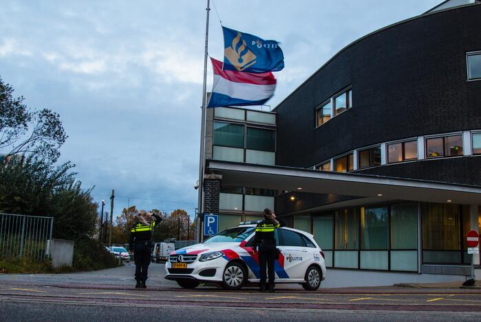 Vlag halfstok en eerbetoon voor overleden politieagent Jeroen Leuwerink (28)