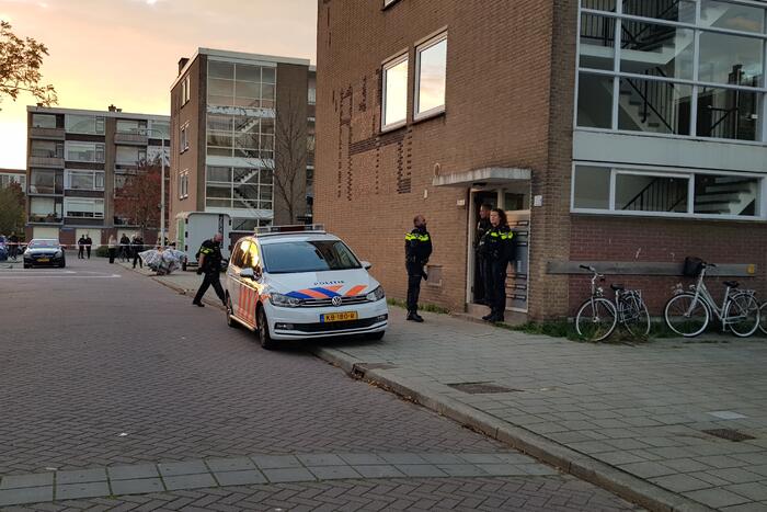 Politie doet inval in appartementencomplex