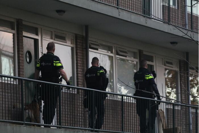 Politie doet inval in appartementencomplex