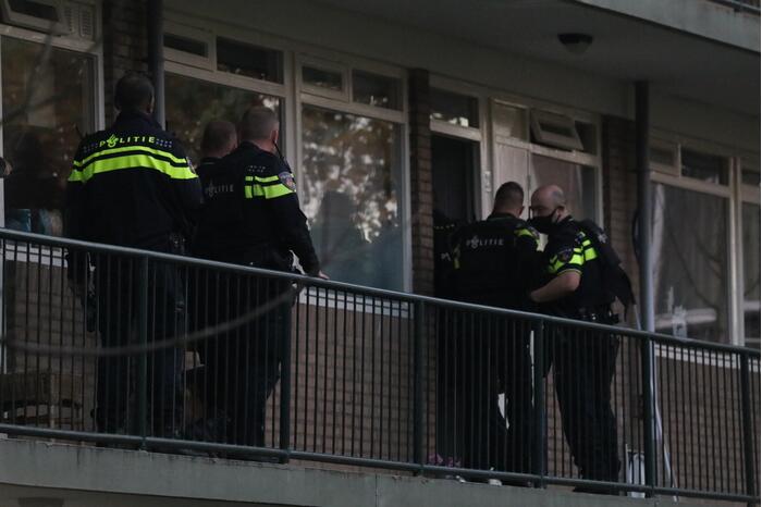 Politie doet inval in appartementencomplex