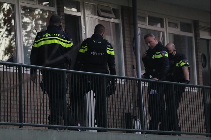 Politie doet inval in appartementencomplex