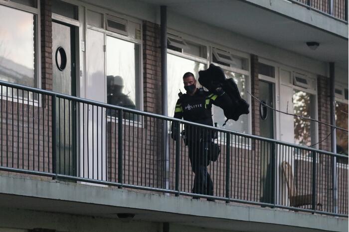 Politie doet inval in appartementencomplex
