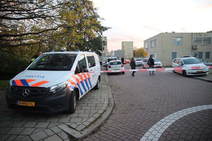 Politie doet inval in appartementencomplex