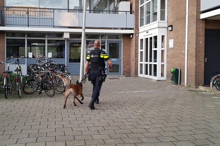 Politie doet inval in appartementencomplex