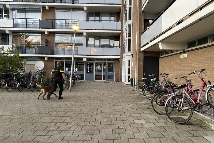 Politie doet inval in appartementencomplex