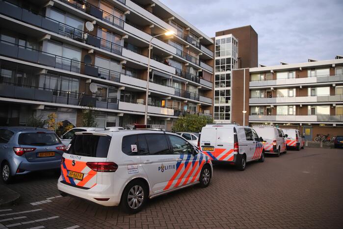 Politie doet inval in appartementencomplex