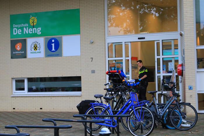 Man op leeftijd valt met fiets er raakt gewond