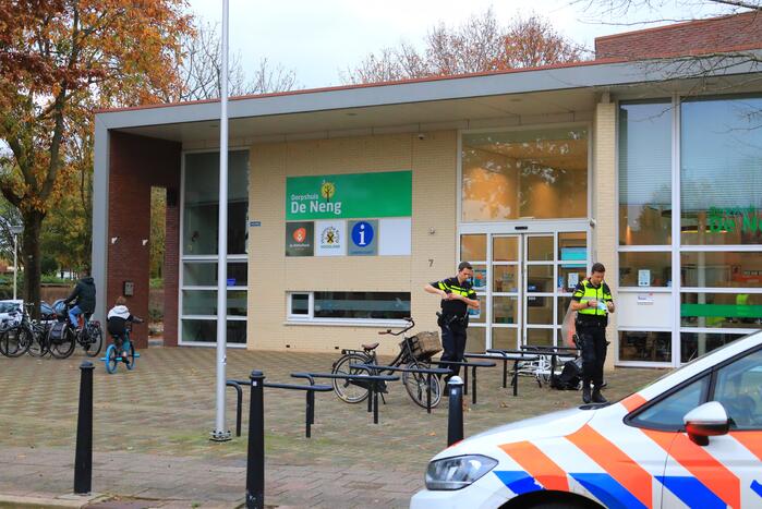 Man op leeftijd valt met fiets er raakt gewond