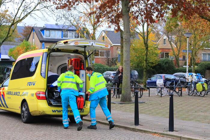 Man op leeftijd valt met fiets er raakt gewond