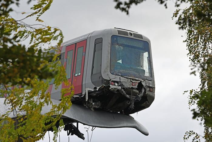 Metro schiet door stootblok