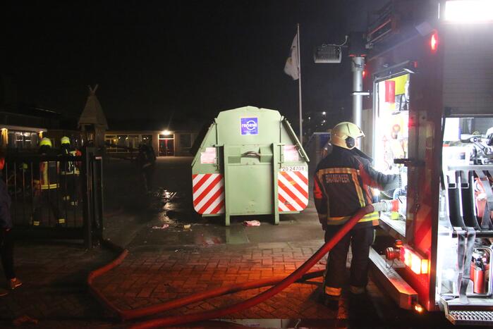 Brand in grote papiercontainer