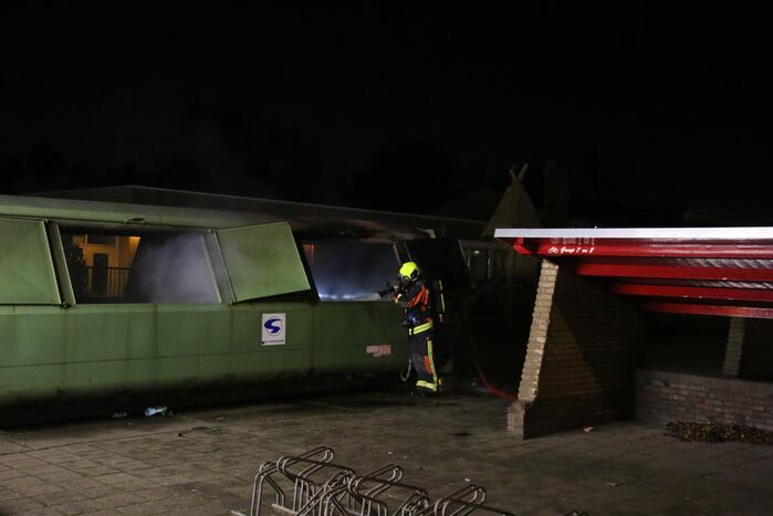 Brand in grote papiercontainer