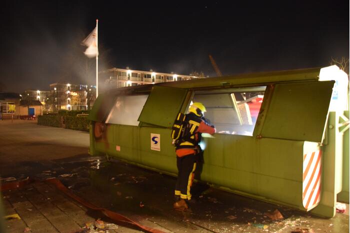Brand in grote papiercontainer