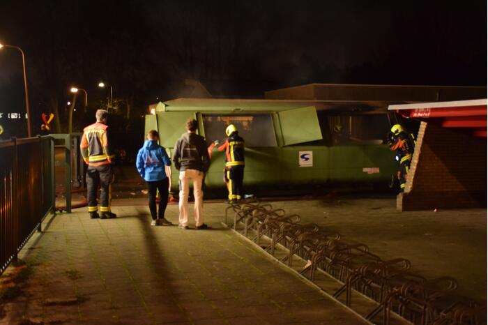 Brand in grote papiercontainer