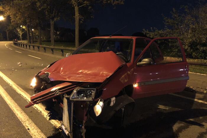 Bestuurder verliest macht over het stuur en rijdt auto total-loss