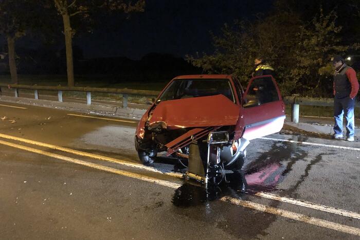 Bestuurder verliest macht over het stuur en rijdt auto total-loss