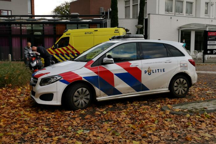 Auto en scooter in botsing met elkaar