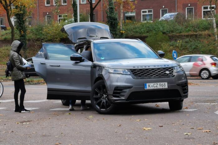 Auto en scooter in botsing met elkaar