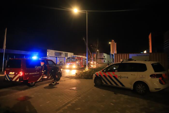 Grote brand in ijzerwarenhandel pand