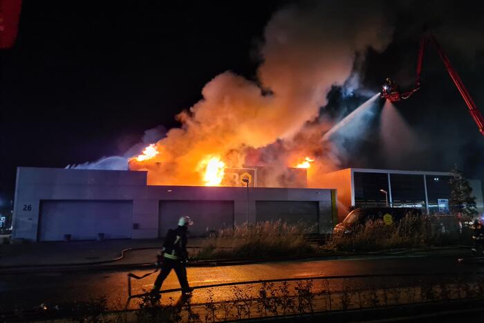 Grote brand in ijzerwarenhandel pand