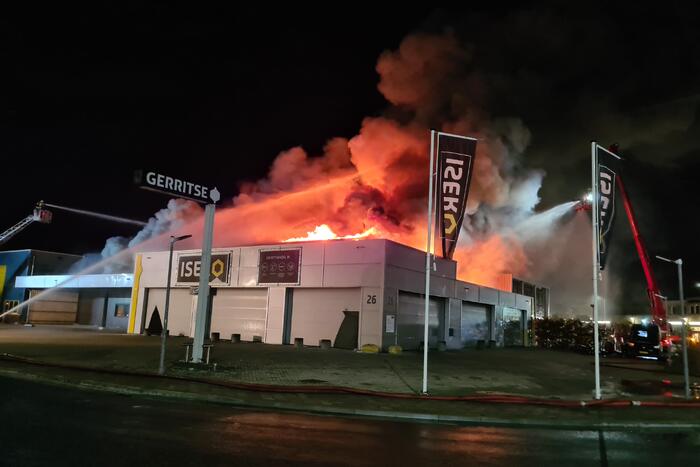 Grote brand in ijzerwarenhandel pand